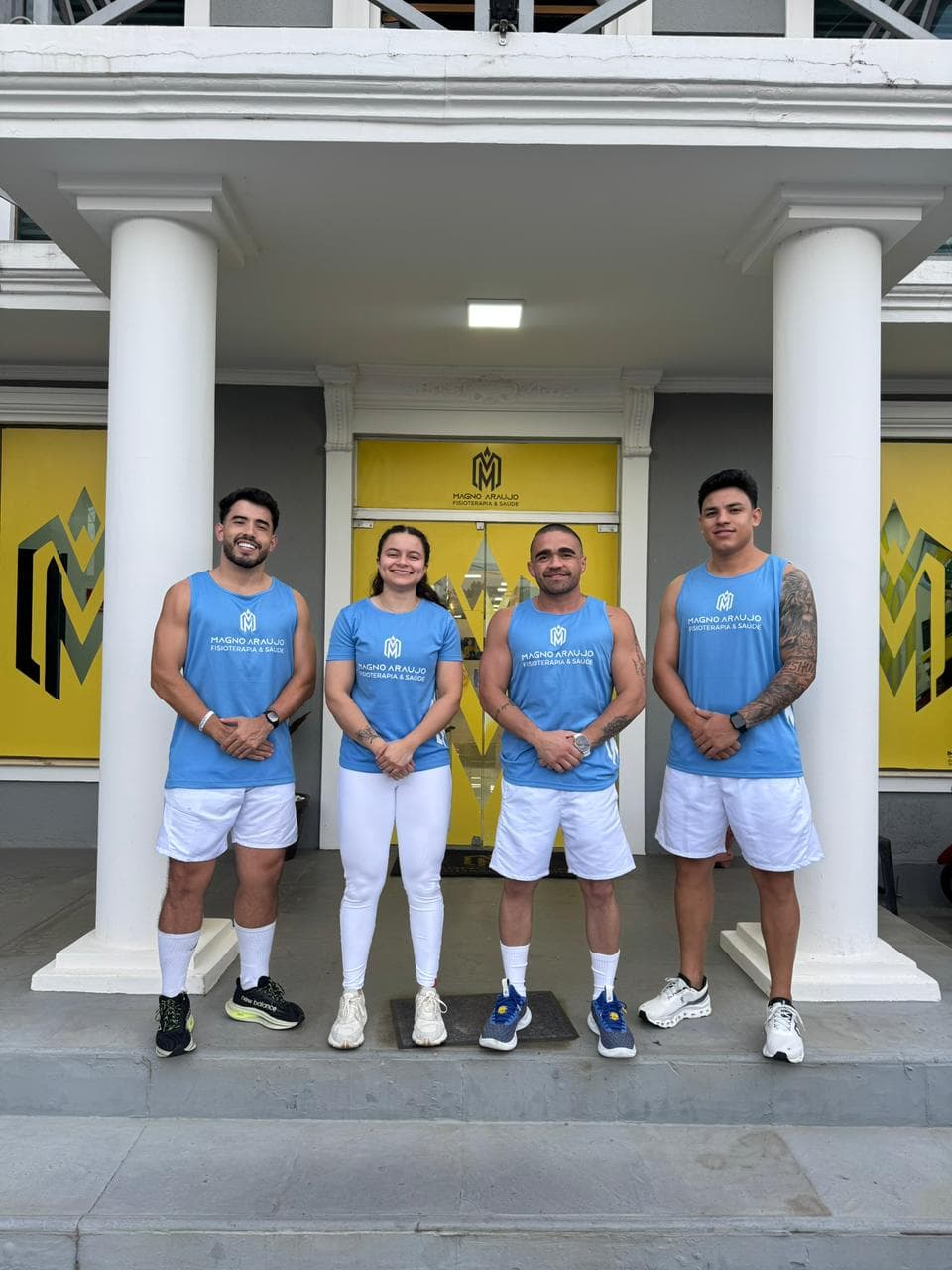 Equipe MA Fisioterapia na fachada da clínica